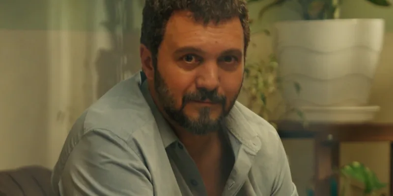 کامبیز دیرباز بازیگر نقش آزاد در سریال شغال