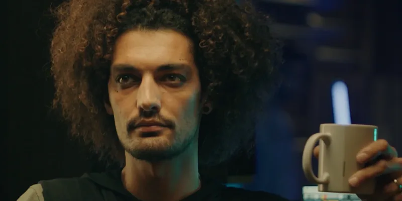 افشین حسنلو از بازیگران سریال شغال در نقش دانیال